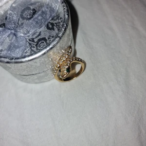 Ring - Så fin ring som enbart är testad, säljes då jag bara tål äkta 🫶🏼