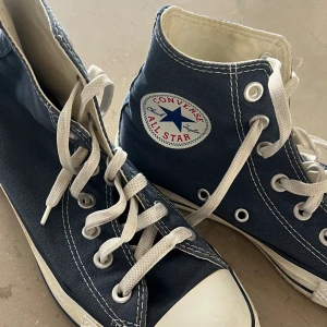 Converse skor - Fina converse skor, mörkblå💙 Bra skick, tvättar omgående innan frakt