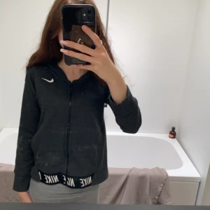 Nike  - Nike zip up tränings tröja, skön, använd ca 5-10 ggr, bekväm 