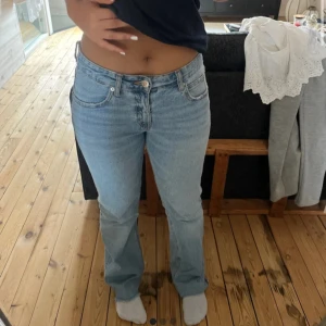 mid-waiste jeans - snygga mid-waiste jeans i modellen flare💞