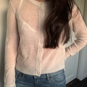 Weekday kofta - Denna så coola kofta från Weekday. Går att ha både som topp och kofta. Så fint tyg. Ingen lapp kvar men skulle säga 34/36.🤍🤍