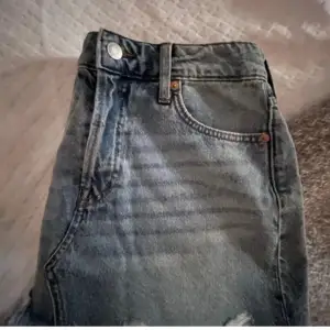 Säljer denna super fina jeanskjol från H&m i storlek S!💘 Säljer den pga att den inte kommer till användes längre, skriv vid funderingar!!💞