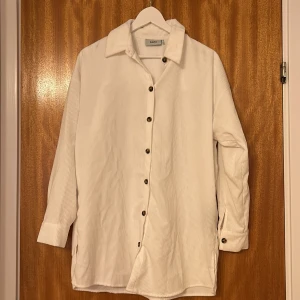 Manchester skjorta - Vit manchester skjorta, använd 1 gång. 