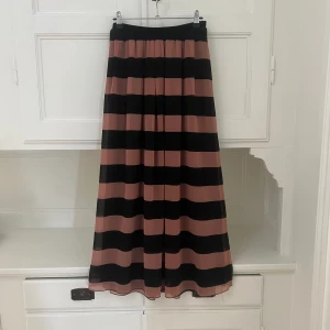 Kjol - Långkjol från maison scotch, lös träd på framsidan, hittar inte storlek men uppskattar den till S
