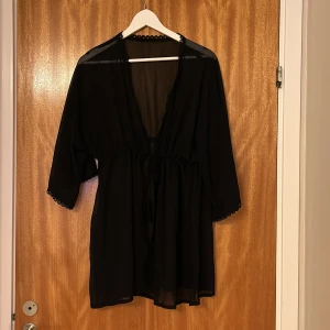 Strandklänning - Svart mesh strandklänning, aldrig använd