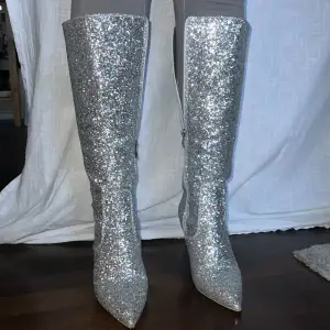 Ett par väldigt fina och unika glitter boots från märket CIDER. Endast använda 2 gånger❗️Dessa eleganta skor får dig att briljera i klubben och förvånansvärt bekväma för att vara klackskor! Vid frågor eller andra funderingar är det bara att skriva‼️