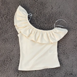 Blus - Denna fina blus från Hm säljer jag pågrund av att jag inte haft något tillfälle att använda den. Den är snedskuren upptill där en fin volang sitter. Perfekt nu till sommarkvällarna framöver. Använts en gång på nyår förra året. Köpt för 300kr💞