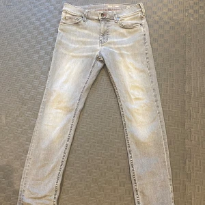 Mustang Jeans  - Säljer ett par gråa Mustang jeans. Storlek W30 och L30. Skick 8/10 och har 50% stretch. Skriv järna vid minsta idé 