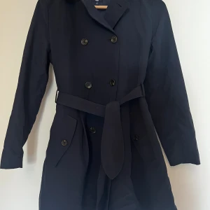 Kappa - En kappa från uniqlo kids med riktiga fickor. Jackan passar den runt ca 11-år 