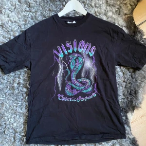 Graphic T-shirt Junkyard - Graphic T-shirt från Junkyard i storlek S