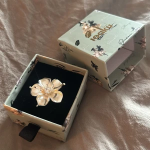 Ioaku la fleur ring - La fleur ring från Ioaku, den kommer inte till användning. Nypris 599, helt slutsåld 💛