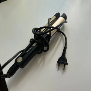 Plattång - Plattång med rundade kanter, går alltså bra att även locka håret med den utan att det blir ”hackigt/knatigt”.❤️