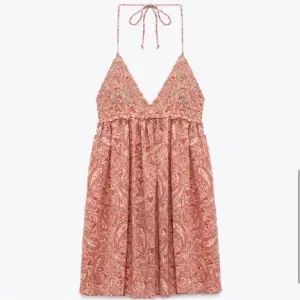 Super fin sommar klänning från zara, aldrig använd då den är för stor. Köpt av en annan på plick och den är i jätte bra skick. 