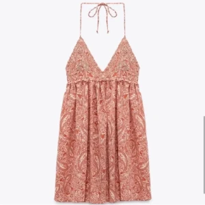 Zara klänning - Super fin sommar klänning från zara, aldrig använd då den är för stor. Köpt av en annan på plick och den är i jätte bra skick. 