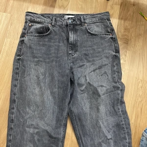 Gråa jeans  - Fina och baggy passar säkert M-L