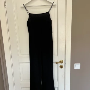 Glittrig byxdress - Glittrig byxdress från stradivarius i strl M, ny utan prislapp