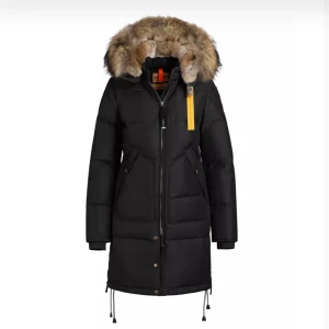 Parajumper longbear  - Säljer min parajumper jacka i modellen longbear. Den är i storlek xs men passar även s, den är i bra skick. Köpt på Johnells för 10,000kr säljer då den inte kommer till användning längre. Vid fler bilder eller frågor kontakta mig🩷