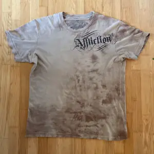!skicka bud för snabb affär! Säljer denna feta Affliction T-shirten. Storlek M. Riktigt bra skick utan skador. Skriv om ni undrar någonting eller om ni vill ha fler bilder 📲