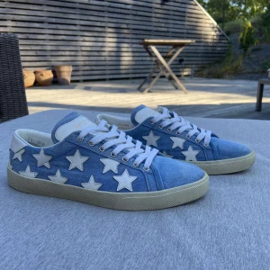 Saint Laurent skor - Säljer mina sjukt sällsynta och eftertraktade Saint Laurent skor som blir perfekta till sommaren. Skorna är sparsamt använda och i grymt skick. -Storlek 43-44 -kondition 9/10. Hör av vid minsta fundering. 