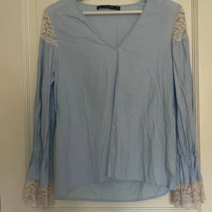 Blus från zara - Blus från zara med spetsdetaljer i strl s. I fint skick.