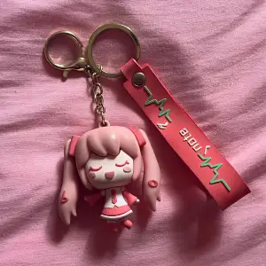 Rosa Hatsune Miku Keychain! Köpt på Miniso utomlands, har lite missfärgningar då den har använts 🫧 50 kr + frakt, Swish och köp nu går bra! ✨
