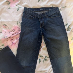 Lågmidjade jeans - Lågmidjade jeans köpta på sellply, jätte fint skick! Säljer dom då dom var lite korta på mig. Passar 160-165🥰