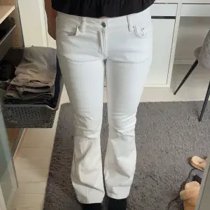 Säljer dessa vita jeans från Gina då dom inte kommer till användning!!💕nypris:600kr