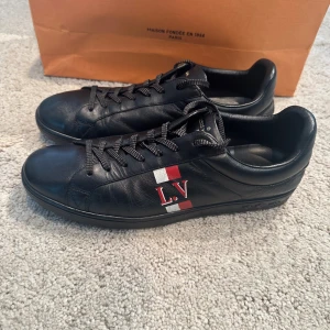 Louis vuitton  - Louis vuitton sneakers. Size 9 motsvarar 42.5-43. Skick 8/10. Pris 1799kr.  Självklart äkta, inga byten eller skambud. 