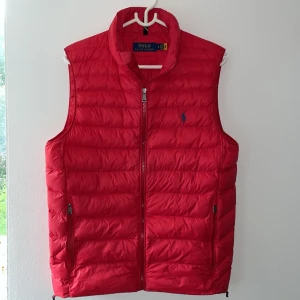 Ralph Laurent väst - Tjena, säljer nu min fina Polo Ralph Laurent väst efter att den har varit använd i sammanlagt 1 säsong. Skicket är 10/10, nyskick. Den är köpt för ca 2400 kr.  Bara att höra av sig kring funderingar! *Bild 3 och 4 är tagna med blixt
