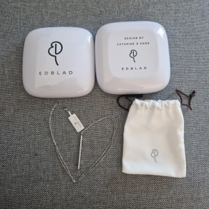 Halsband  - Fint halsband från Edblad. Stav med dekorativa stenar och längre kedja. Kommer tillsammans med fin tygpåse och tillhärande Edbladbox. Aldrig använt.