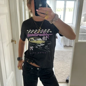 tshirt - ännu en snygg t-shirt från gina, bra skick!!🩷🩷