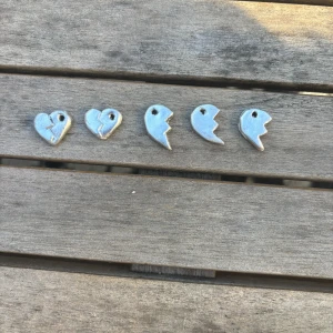 Berlocker ❤️ - Tryck inte på köp nu!!! De är handgjorda och gjorda i lera men tål vatten, färgen är nagellack. De är ganska tåliga men man ska förstås vara lika försiktig med de som vilka andra halsband som helst!! Inte helt perfekta då de är just handgjorda❤️