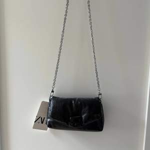 Liten svart väska med silvriga detaljer från Zara. Aldrig använd med prislappen kvar!💓