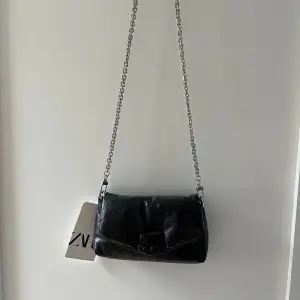 Liten svart väska med silvriga detaljer från Zara. Aldrig använd med prislappen kvar!💓