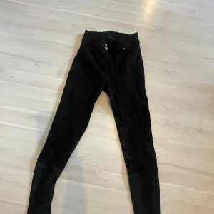 Ridbyxor - Använda i 1,5 år, tjockt material, bra skick, skriv om frågor