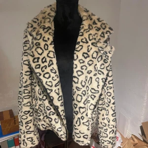 Cool jacka - Aldrig använd av mig men köpt på second hand. Inga defekter och i nyskick. Fejkpäls