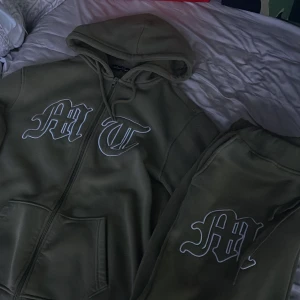 Tuttolente - Grönt Tuttolente set i storlek L jättebra skick förutom snöret som syns på andra bilden pris kan diskuteras vid snabb affär🤝🏼