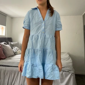 blå klänning - super söt blå klänning som passar perfekt nu till sommaren!!