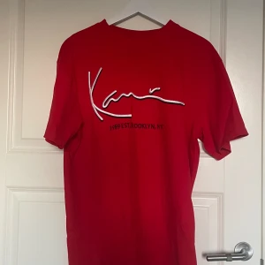 Röd T-shirt  - Cool t-shirt. Bra kvalitet och endast använd ett par fåtal gånger.