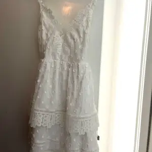 Säljer denna underbara vita klänningen som passar perfekt nu till studenten. Säljer den då jag valde en annan klänning till studenten. Oanvänd och kan justeras i banden. Sååå fina detaljer och passform!❣️