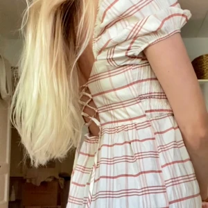 Sommarklänning från Bershka  - Fin sommarklänning med knytning baktill, perfekt till midsommar eller liknande! Har en del andra klänningar jag använder mer så säljer denna för bra pris! 💕 Den är i toppskick och stl S