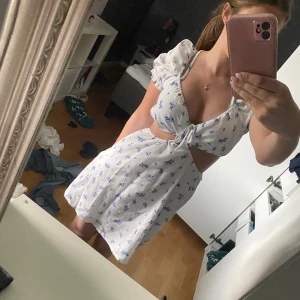 Super gullig sommar klänning från HM - Jag säljer min klänning eftersom jag bara använt den en gång sen har den legat i garderoben!☺️ Passar folk med strlk xs/s! Super gullig och i bästa skick, som sagt använd en gång i en kort stund! Perfekt inför sommaren och midsommar💕💕