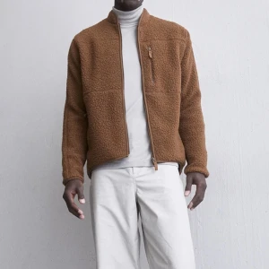 Tomai pile fleece J.LINDEBERG - Helt ny och oanvänd fleece från J.LINDEBERG med prislappen kvar.  Herrstorlek i M.  Färgen heter ”chipmunk” och är gulbrun.  42% ull 58% polyester  Nypris: 3400kr