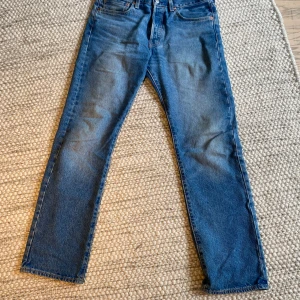 Levi’s 501 jeans - Nästan oanvända Levis 501, max 5 gånger.  Storlek: W 31, L 32 Nypris 1100kr