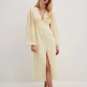 SÖKER!!!!!!  Söker denna gula klänningen ifrån nakd  ”midiklänning med knappar framtill nakd” 💛💛💛