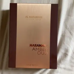 Tjena! Säljer nu min Al Haramain Amber oud gold edition då den inte riktigt passar mig i doften, den är knappt använd något (som syns i en av bilderna). Denna doft är väldigt söt och är perfekt till sommaren enligt mig. Bara skriva om frågor uppstår💪🏽