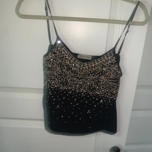 Glitter topp  - Svart glitter top ifrån pipeline, står att den är i storlek L men passar mig som S. 