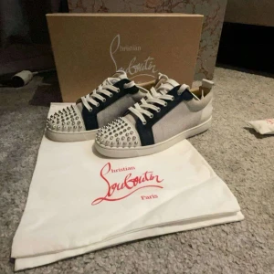 Christian Louboutin  - Tjena folket, säljer dessa unika loubs som är riktigt råa . Skicket är riktigt bra, skriv vid minsta fundering.