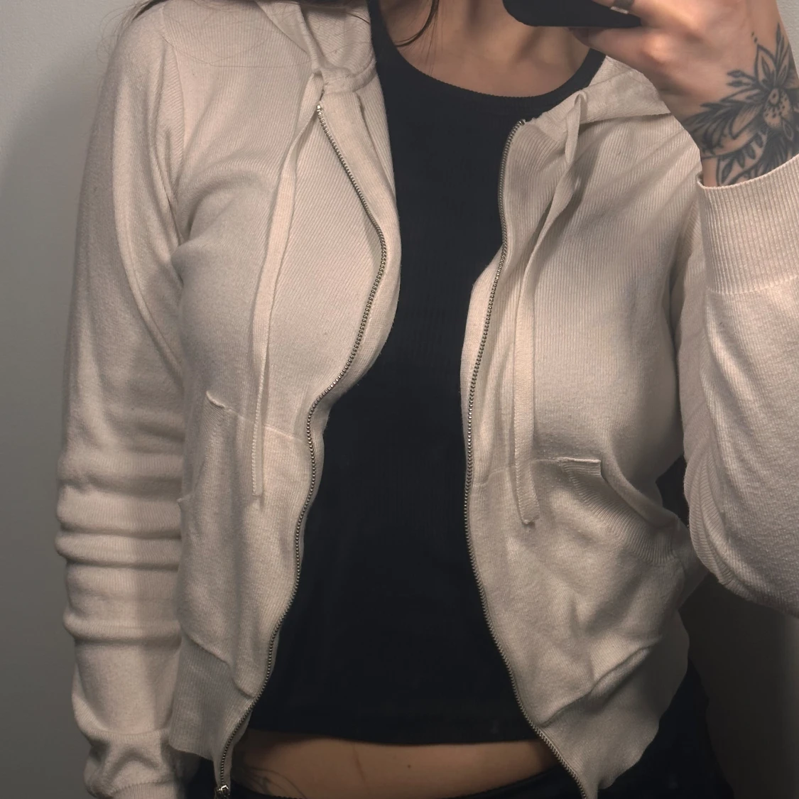 Vit tröja med luva  - 91