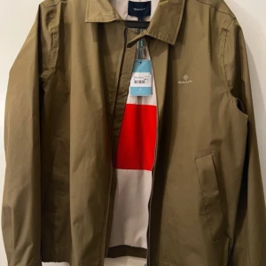  Ny Gant jacka - Säljer en helt ny Gant herr jacka med prislapp på.